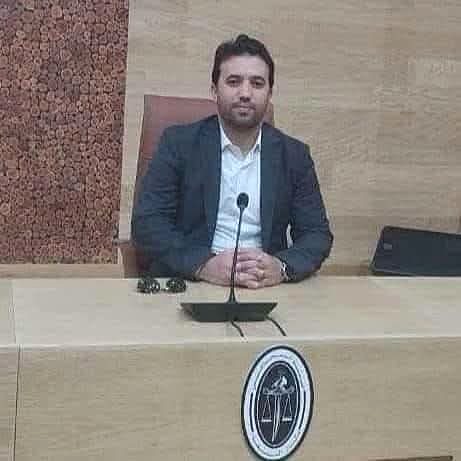 الأستاذ عبد الحكيم جميل في قاعة الاجتماعات