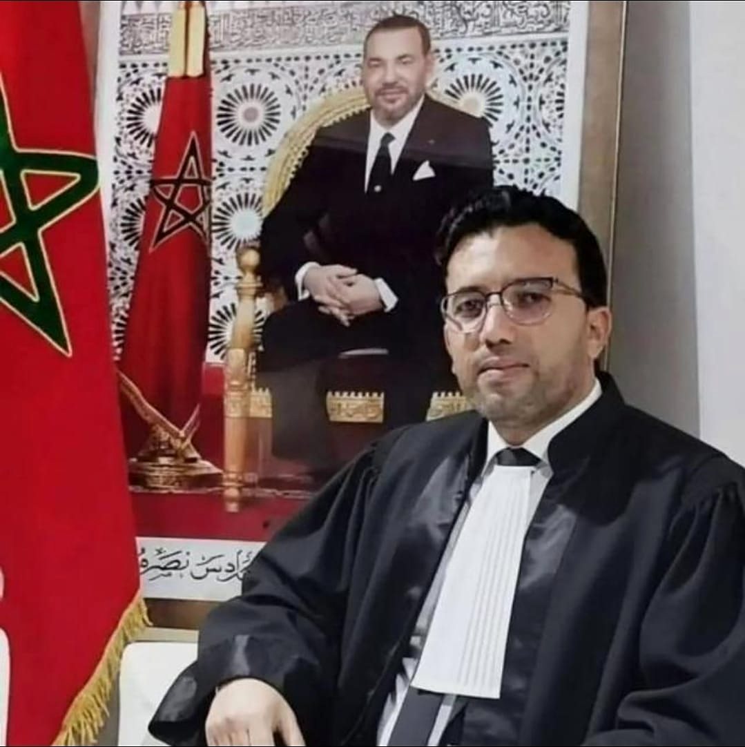 الأستاذ عبد الحكيم جميل ببذلة المحاماة